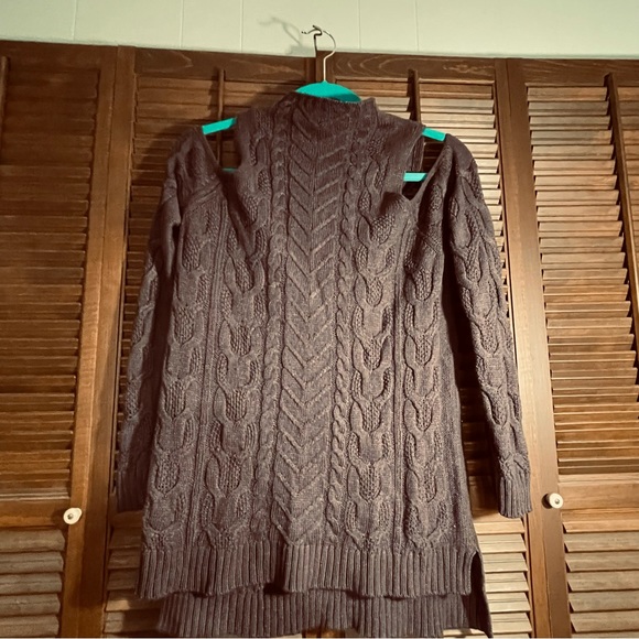⭐️New York and Company cut off shoulder sweater ⭐️ - Picture 6 of 7